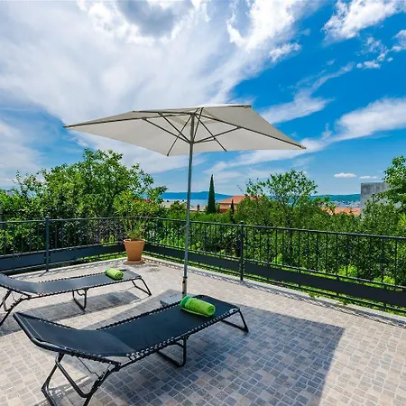 Mediterranes Mit Meerblick, Parkplatz, Babybett, Garten Apartament *