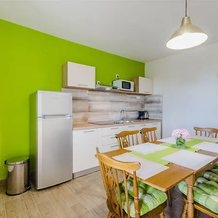 Mediterranes Mit Meerblick, Parkplatz, Babybett, Garten