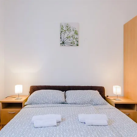Mediterranes Mit Meerblick, Parkplatz, Babybett, Garten