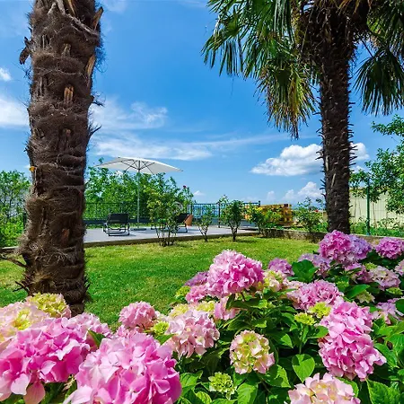 Apartamento Mediterranes Mit Meerblick, Parkplatz, Babybett, Garten
