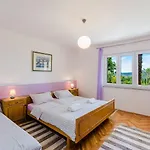 Mediterranes Mit Meerblick, Parkplatz, Babybett, Garten