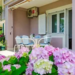 Mediterranes Mit Meerblick, Parkplatz, Babybett, Garten Apartman Crikvenica