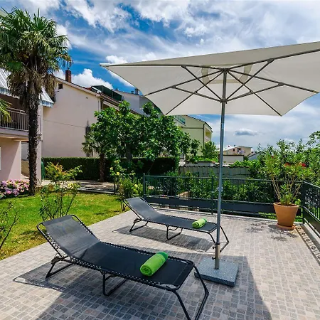 Mediterranes Mit Meerblick, Parkplatz, Babybett, Garten