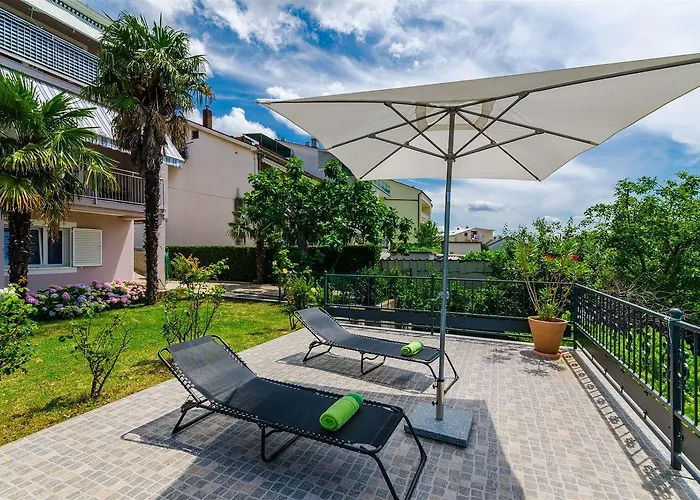Mediterranes Mit Meerblick, Parkplatz, Babybett, Garten