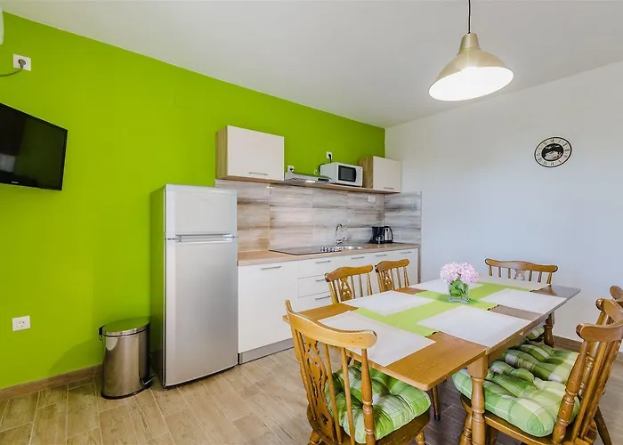 Mediterranes Mit Meerblick, Parkplatz, Babybett, Garten